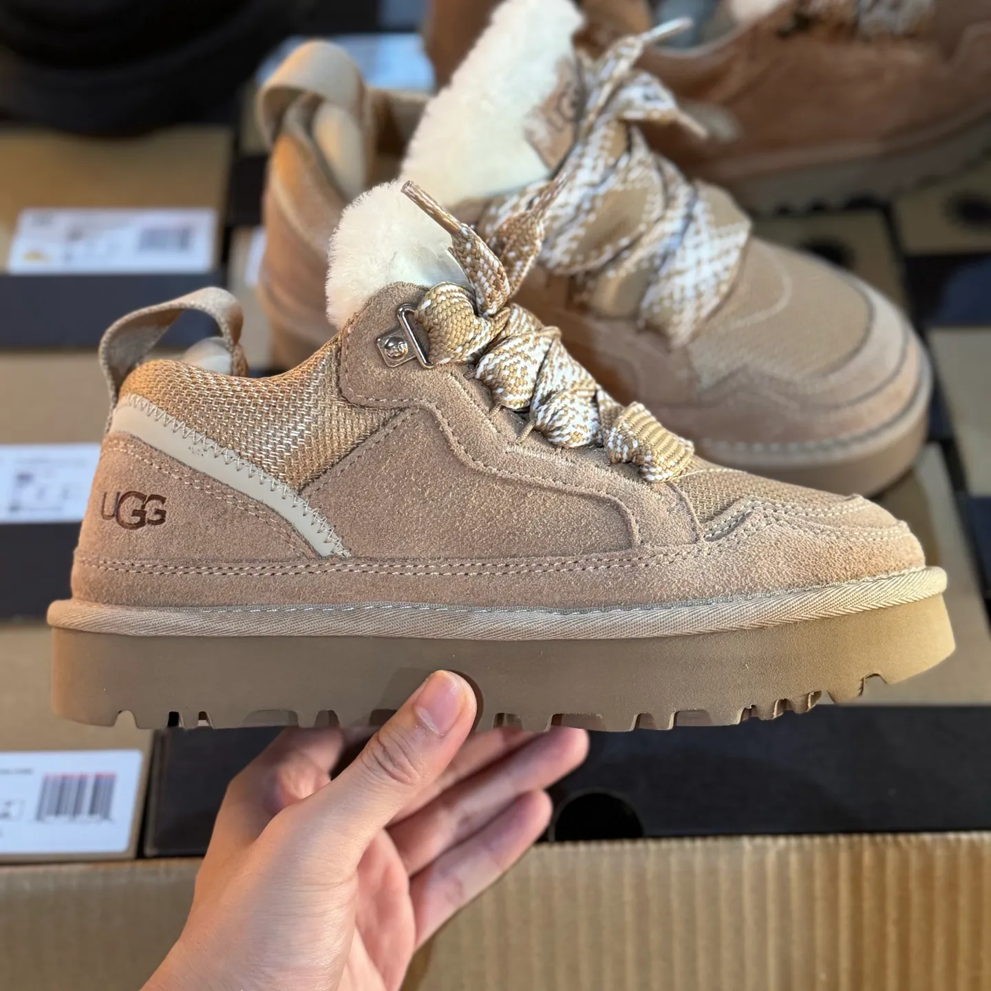 Local 💰600 Settlement in store 250 OEM grade 4032 Mel series Top workmanship level Super stable version ✔️ Good looks and texture online Suede leather + low-key logo look retro Classic two-color shoelaces can be worn as one shoe or two ✔️ So comfortable that you want to weld your feet on it Super light material + 5cm thick sole No tired feet after heightening Wool insoles are warm and breathable No stress on commuting and shopping all day long ✔️ I love the details: wide shoelaces for photos and photos. Sizes 34-45 are suitable for a variety of foot types. Slight stains can be wiped clean with a damp cloth. The loose feeling in early autumn depends entirely on it. You can close your eyes and avoid stepping on thunder! 👟